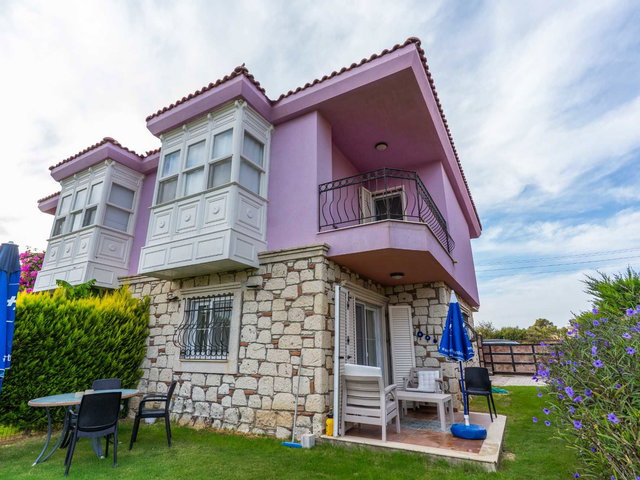 ÇEŞME ŞIFNE'DE SITE İÇERISINDE HAVUZLU VILLA