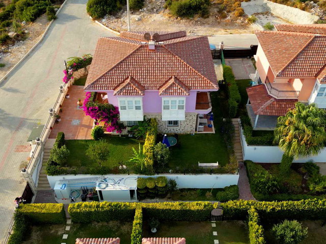 ÇEŞME ŞIFNE'DE SITE İÇERISINDE HAVUZLU VILLA