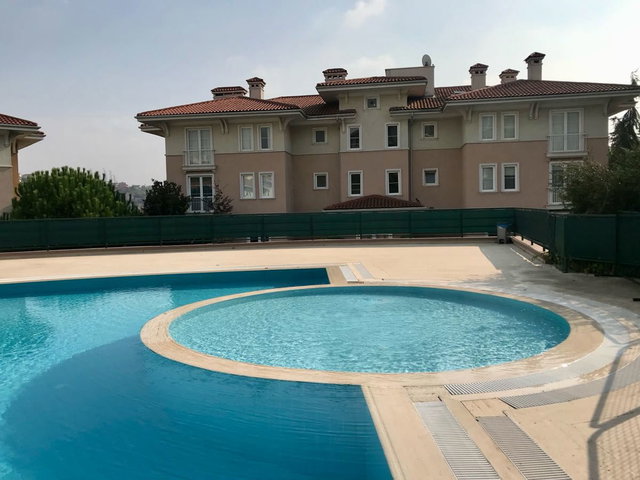 ESTON KANDİLLİ EVLERİNDE SATILIK 4+1 KÖŞE KONUMLU DÜZ DAİRE