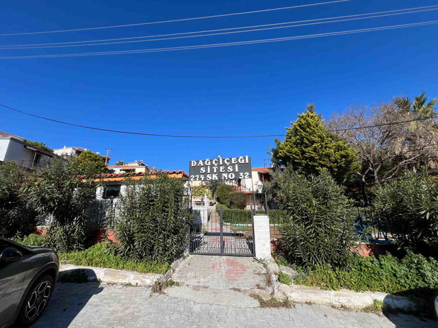 İZMIR ESKI FOÇA'DA DENIZE YAKIN HAVUZLU SITEDE SATILIK VILLA