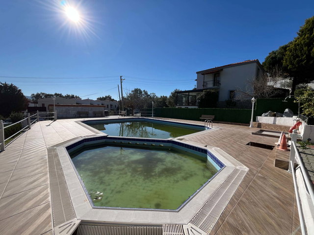 İZMIR ESKI FOÇA'DA DENIZE YAKIN HAVUZLU SITEDE SATILIK VILLA