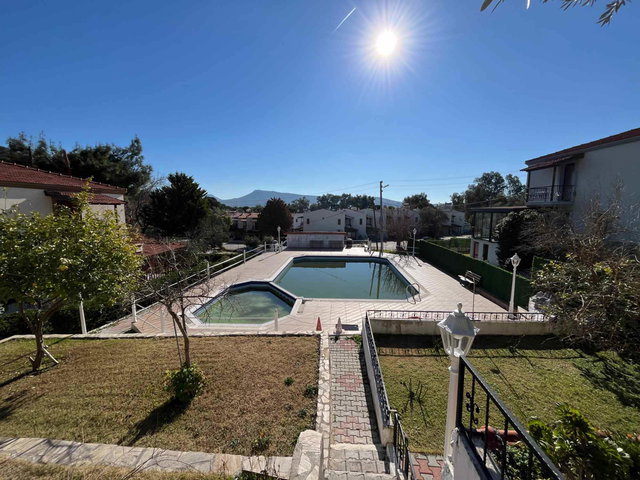 İZMIR ESKI FOÇA'DA DENIZE YAKIN HAVUZLU SITEDE SATILIK VILLA