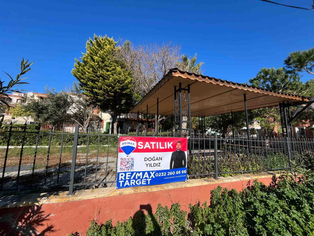İZMIR ESKI FOÇA'DA DENIZE YAKIN HAVUZLU SITEDE SATILIK VILLA