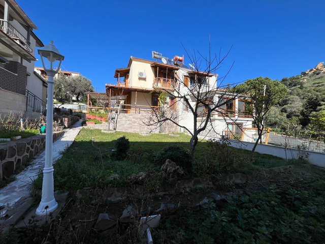 İZMIR ESKI FOÇA'DA DENIZE YAKIN HAVUZLU SITEDE SATILIK VILLA