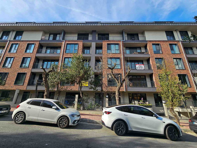 MAANAA 50'DE SIFIR BİNADA BÜYÜK BALKONLU ARA KAT DAİRE