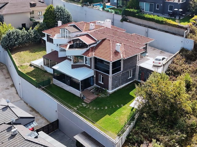 REMAX BEYAZ GENİŞ ARSA ÜZERİNDE, ÖZEL TASARIM LÜKS 4+2 VİLLA