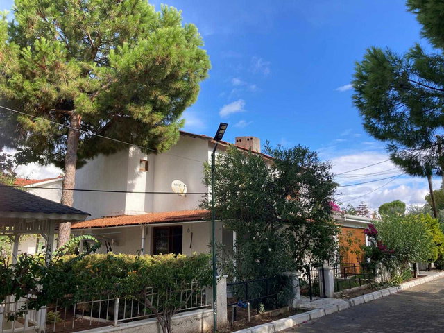 ÇEŞME GERMIYAN’DA DENIZE SIFIR SITE İÇERISINDE 2,5+1 DUBLEKS VILLA