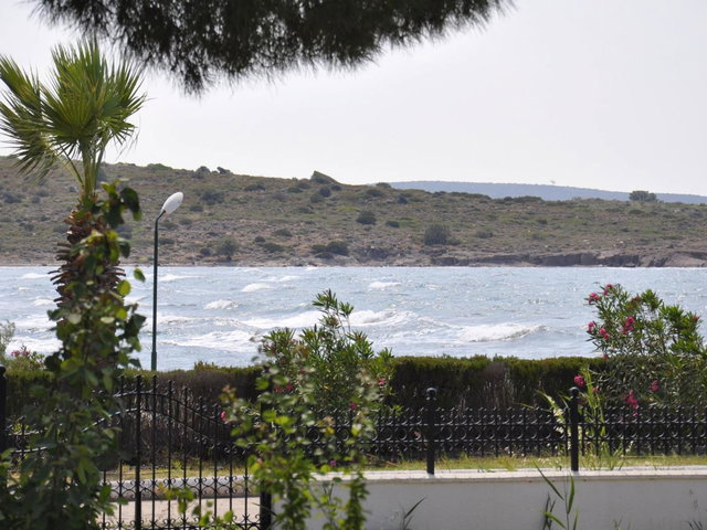 ÇEŞME GERMIYAN’DA DENIZE SIFIR SITE İÇERISINDE 2,5+1 DUBLEKS VILLA