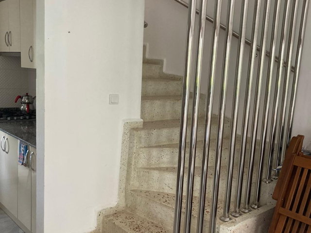 ÇEŞME GERMIYAN’DA DENIZE SIFIR SITE İÇERISINDE 2,5+1 DUBLEKS VILLA