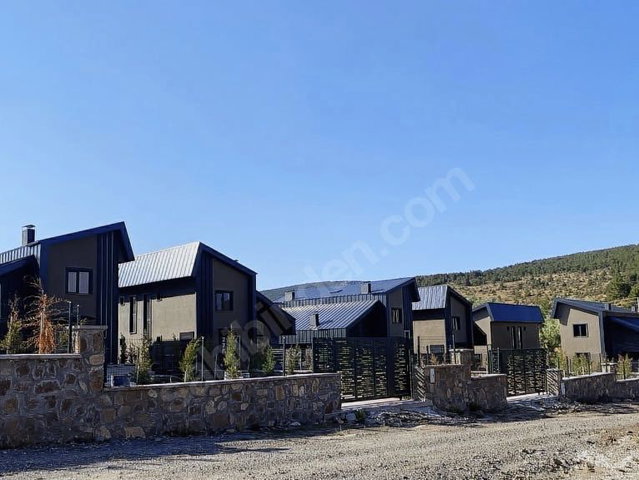 ÇAMLIDEREDE DOĞAYLA İÇİÇE MODERN MİMARİ SATILIK VİLLA