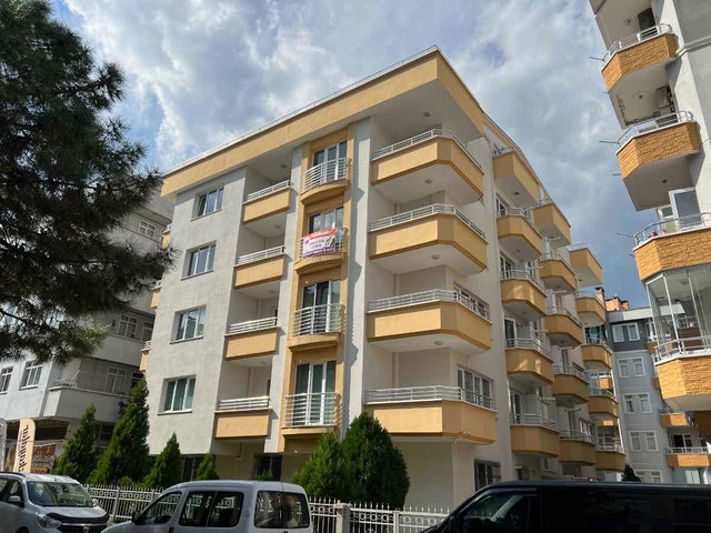 ÖMÜREVLERİ SAHİLE ÇOK YAKIN TERASLI ÇOK GENİŞ 1+1 KİRALIK DAİRE
