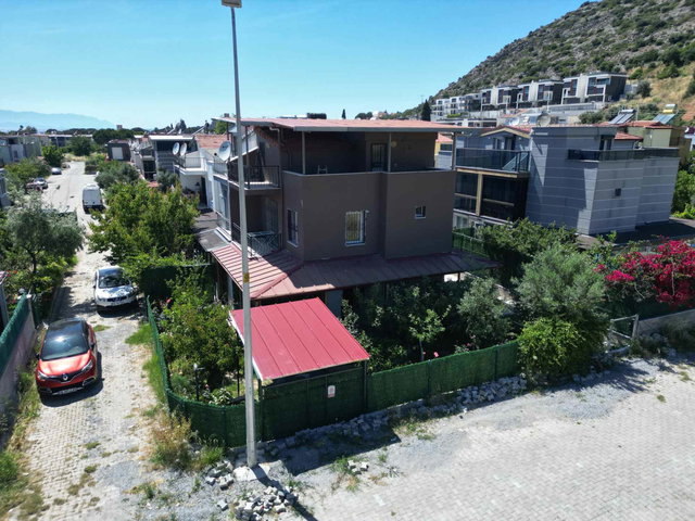 KUŞADASI YAVANSU MAHALLESI’NDE KÖŞE KONUMLU, KIŞ BAHÇELI 4+1 VILLA!