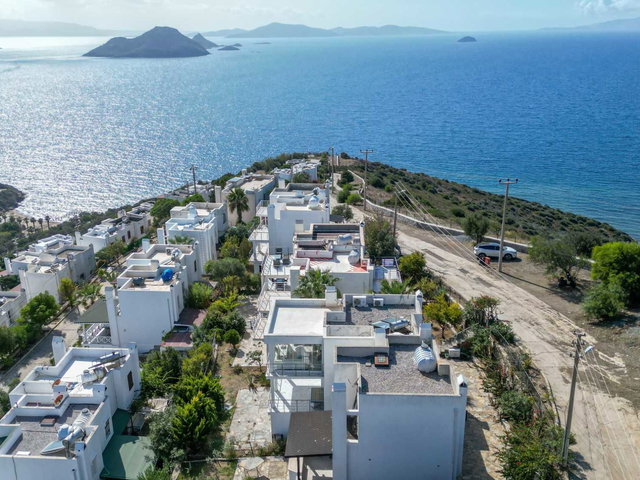 KADIKALESI'NDE NEZİH SİTEDE 4+2 GENİŞ BAHÇELİ TRİPLEKS