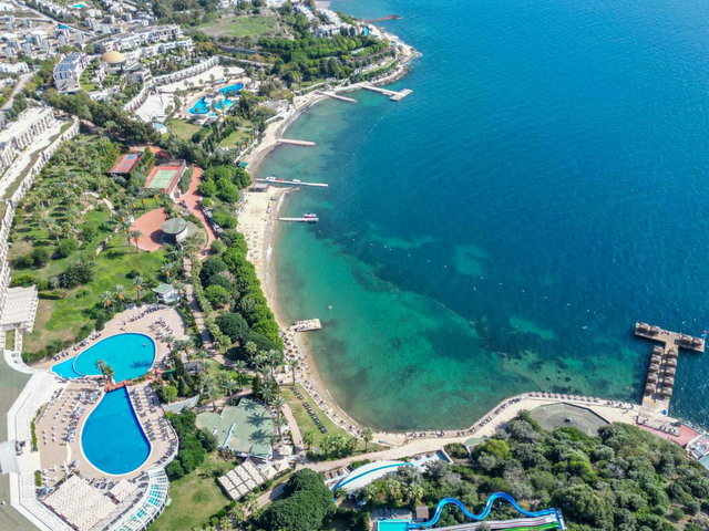 KADIKALESI'NDE NEZİH SİTEDE 4+2 GENİŞ BAHÇELİ TRİPLEKS