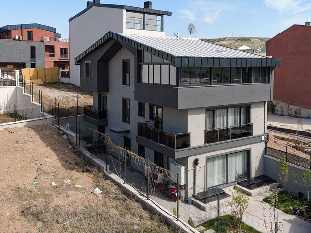 KONUTKENT DE HEM TİCARİ HEM KONUT KULLANIMINA UYGUN VİLLA
