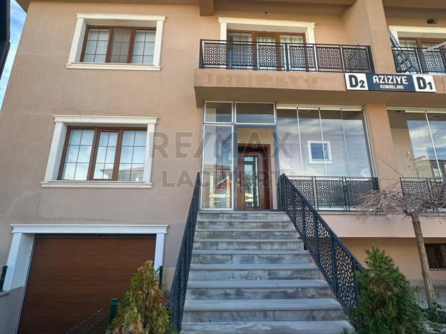 RE/MAX LACİVERT'TEN DADAŞKENT'TE SATILIK 5+1 VİLLA