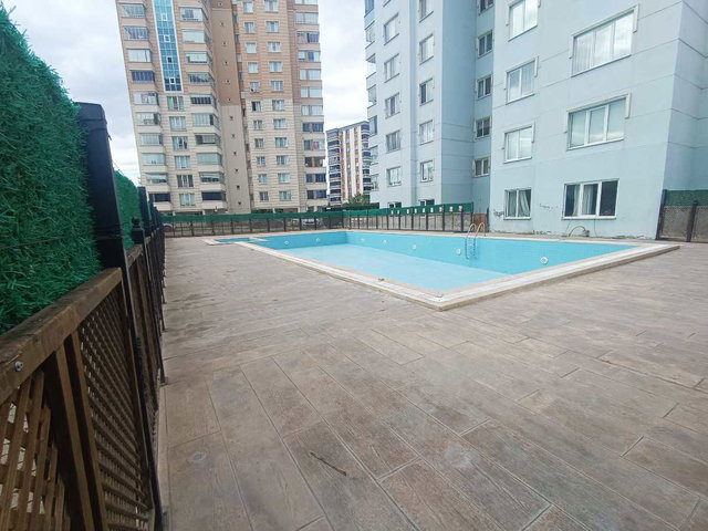 DEREBAHÇEDE HAVUZLU GÜVENLİKLİ OTOPARKLI SITEDE GENIS 3+1 DAİRE