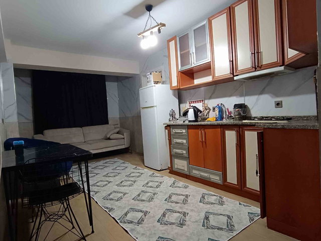 REMAX MODEL DEN ULUS IŞIKLARI YAKINI KİRACILI 1+1 EŞYALI SATILIK APART