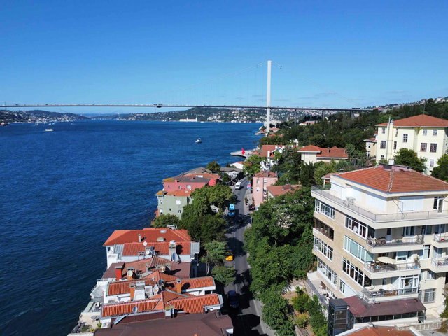 KUZGUNCUKTA EŞSİZ BOĞAZ MANZARALI 100M² 2+1 YOL YALI DAİRESİ
