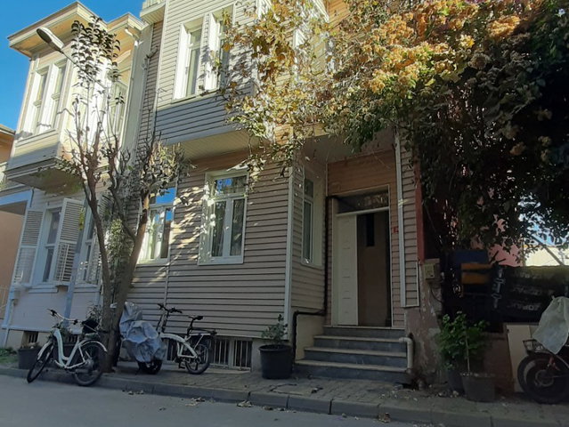 BÜYÜKADA'NIN MERKEZİNDE VE EN SAKİN SOKAĞINDA İÇİ YENİLENMİŞ 2+1