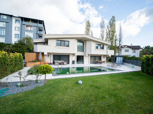 LÜKS YAŞAMIN ZIRVESI: BEYKOZ ÇAVUŞBAŞI’NDA 8+1 ÖZEL TASARIM HAVUZLU VILLA