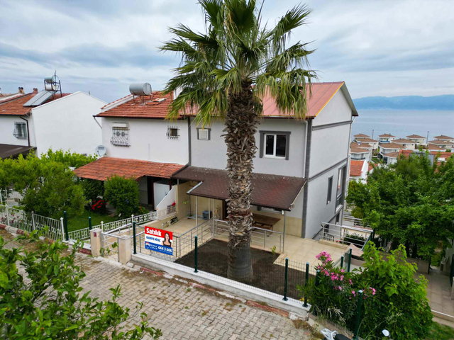 AYVALIK SAHİLKENT’TE DENİZ MANZARALI, BAHÇELİ 3+1 SATILIK VİLLA