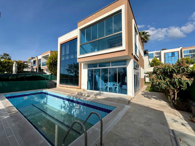 KUŞADASI'NDA 500 M² ARSA İÇERİSİNDE ÖZEL HAVUZLU, EŞYALI TAM MÜSTAKIL VILLA