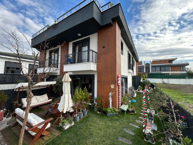 REMAX KULE'DEN GÜZELCE'DE ULTRA GENİŞ 8+1 VİLLA!