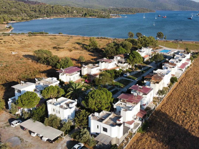 DOĞA İLE İÇ İÇE KÖŞE KONUMLU BAHÇELİ YAZLIK