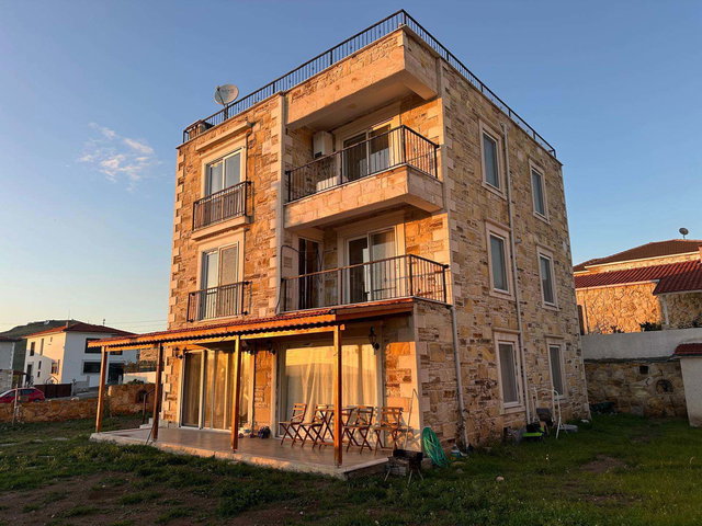 3 FOÇA BAĞARASI’NDA 500M2 IÇINDE SATILIK 5+3 TAŞ VILLA