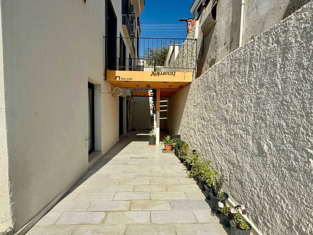 ÇEŞME OVACIK'TA HARİKA KONUMDA BAHÇELİ DUBLEX 3+1 DAİRE(TAKASA AÇIK)