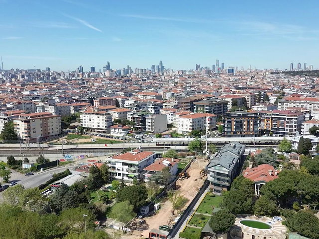SAHİL YOLUNA DENİZE SIFIR GENİŞ BAHÇELİ 1000 M2 TRİPLEX VİLLA