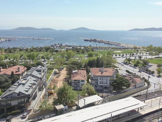 SAHİL YOLUNA DENİZE SIFIR GENİŞ BAHÇELİ 1000 M2 TRİPLEX VİLLA