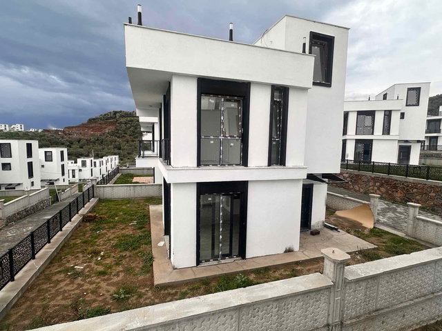 ÇANDARLI'DA ROGE MARINE PROJESINDE SATILIK VILLA