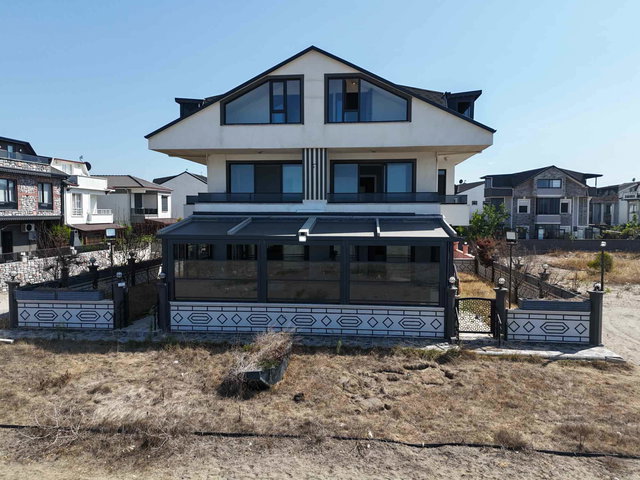 RE/MAX MAVİ'DEN DENİZE SIFIR MÜSTAKİL GIRIŞLI, BAHÇELI  4+1 SATILIK VİLLA