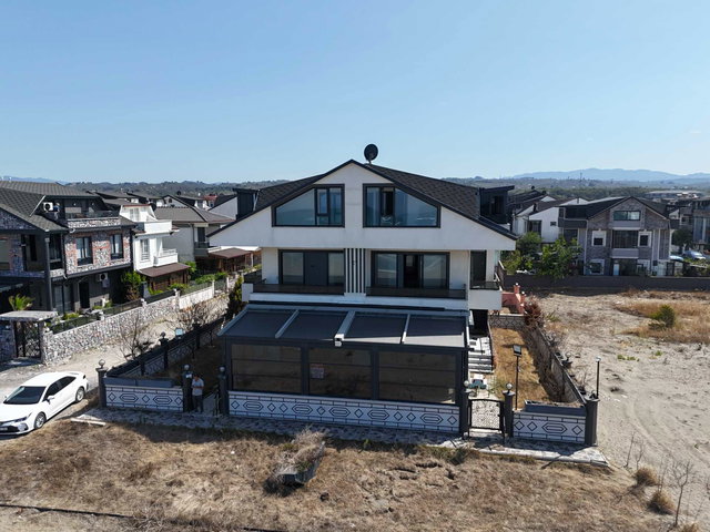 RE/MAX MAVİ'DEN DENİZE SIFIR MÜSTAKİL GIRIŞLI, BAHÇELI  4+1 SATILIK VİLLA