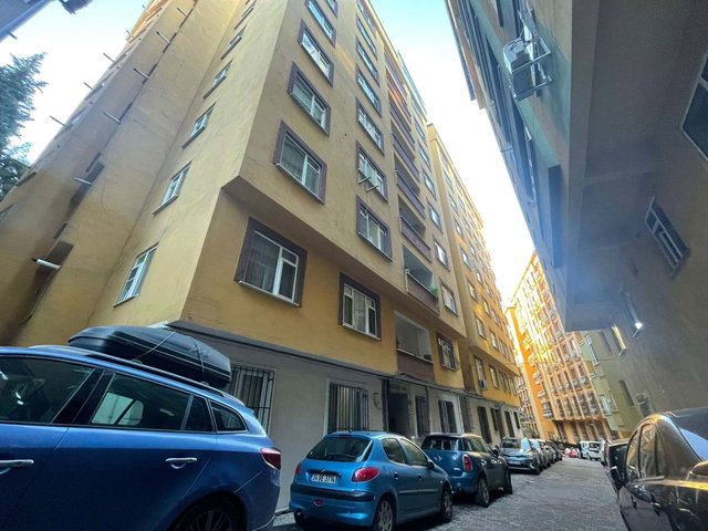 ŞIŞLI ESENTEPE MAHALLESINDE ŞEHRIN MERKEZI PLAZALAR BÖLGESINDE 2+1 ASANSÖRLÜ TERASLI DAIRE