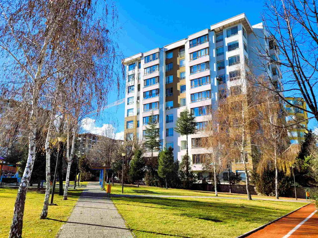 ÖVEÇLER'DE 4+1 MERKEZİ KONUMDA KİRALIK YAPILI - BOŞ - DAIRE