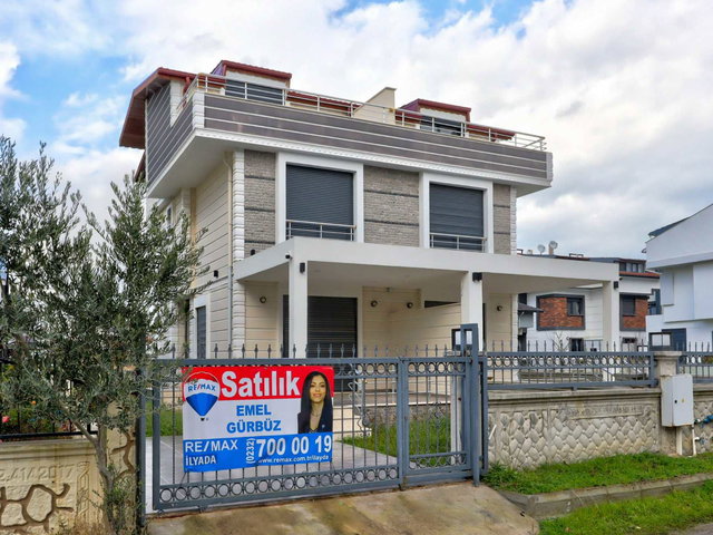 DİKİLİ CUMHURİYET MAHALLESİNDE DENİZE YAKIN AYRI MUTFAKLI SIFIR 4+1 TRİPLEKS VİLLA