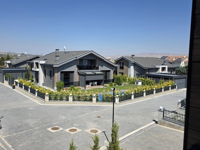 GÖLBAŞI KARŞIYAKA MAHALLESİNDE SİTE İÇİNDE ULTRA LÜKS 5+1 VİLLA
