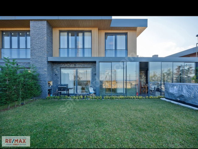 REMAX ANKA'DAN DENİZ MANZARALI MÜSTAKİL SİTE'DE SATILIK VİLLALAR