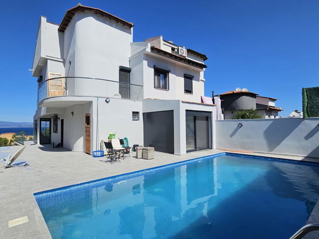 ÇEŞME ÇİFTLIKKÖY'DE SAKIZ ADASI MANZARALI,HAVUZLU 4+1 TRIPLEKS VILLA-YAZLIK KIRALIK