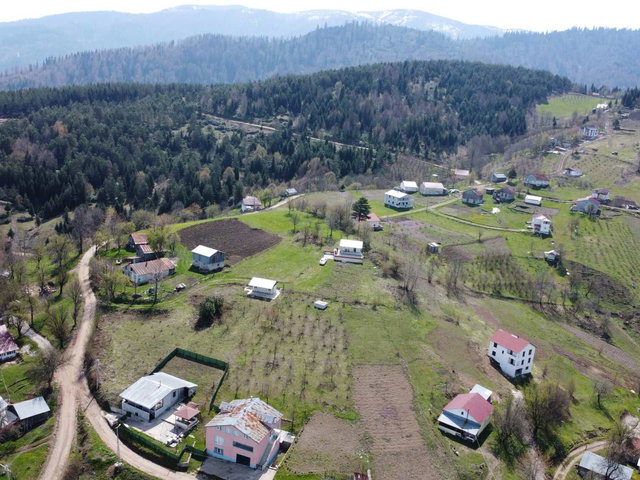 HENDEK DİKMEN YAYLASINDA 1.155 M2 ARSA İÇİNDE MÜSTAKİL EV