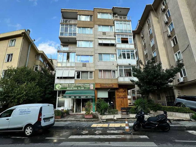 KADIKÖY MERDIVENKÖYDE FIRSAT KONUMDA SATILIK 3+1 DAIRE