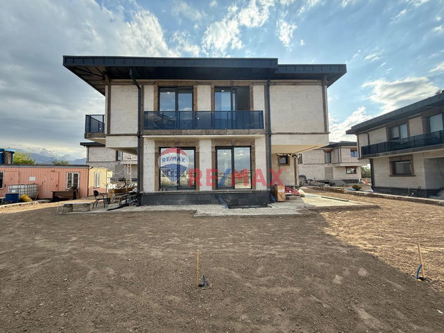 REMAX FORUM EREN KÖYÜN KALBİNDE SATILIK LÜX VİLLA 5+2