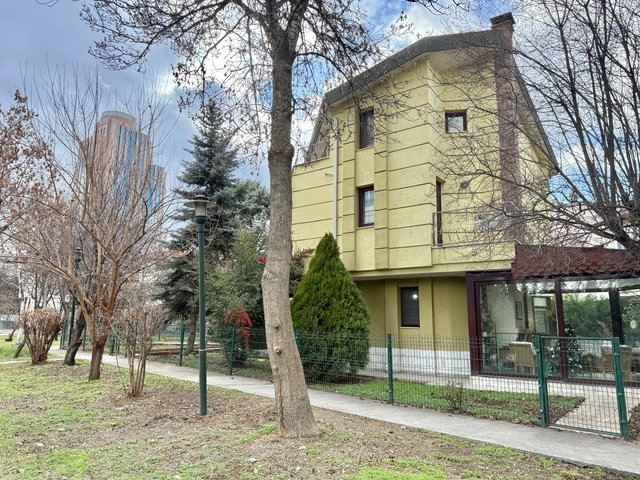 MUSTAFA KEMAL MAHALLESİ  BARIŞ SİTESİ B TİPİ 250 M² EV & OFİS KULLANIMI İÇİN UYGUN TRİPLEX VİLLA