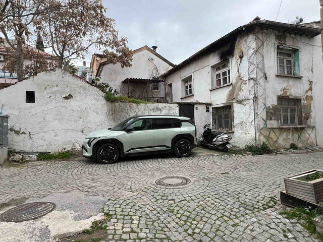 AYVALIK MERKEZDE KÖŞE KONUMLU, BÜYÜK BAHÇELİ TARİHİ TAŞ EV...