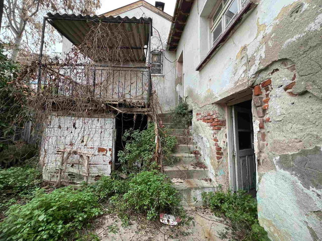 AYVALIK MERKEZDE KÖŞE KONUMLU, BÜYÜK BAHÇELİ TARİHİ TAŞ EV...