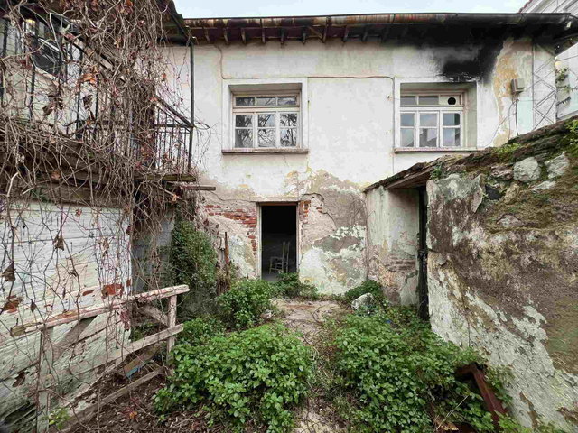 AYVALIK MERKEZDE KÖŞE KONUMLU, BÜYÜK BAHÇELİ TARİHİ TAŞ EV...