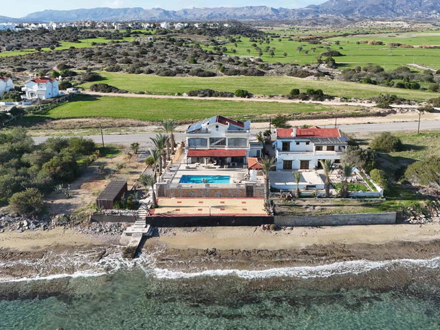 A LUXURİOUS AND DİSTİNCTİVE BEACHFRONT VİLLA (ZERO DİSTANCE TO THE SEA) İN THE PRESTİGİOUS BOĞAZ AR